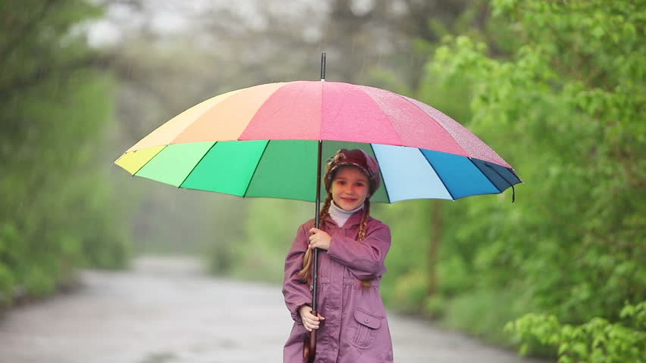 Where is my umbrella she. Chelovek s zontom. Зонт для детей. Студент под зонтом. Ребенок с зонтом 2022.